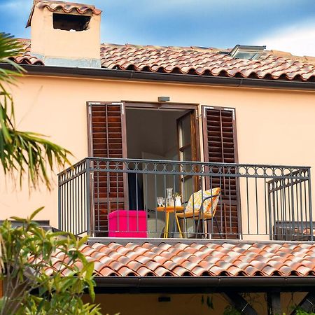 Holiday Home Kuca Na Moru Kornic Bagian luar foto
