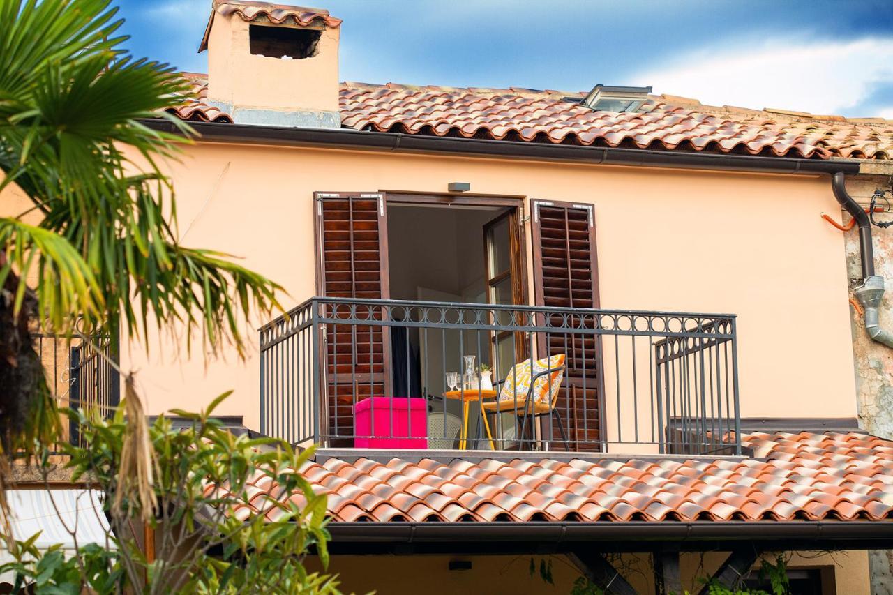Holiday Home Kuca Na Moru Kornic Bagian luar foto