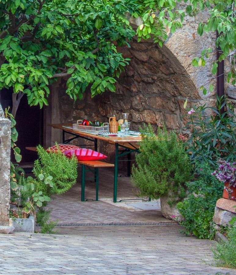 Holiday Home Kuca Na Moru Kornic Bagian luar foto
