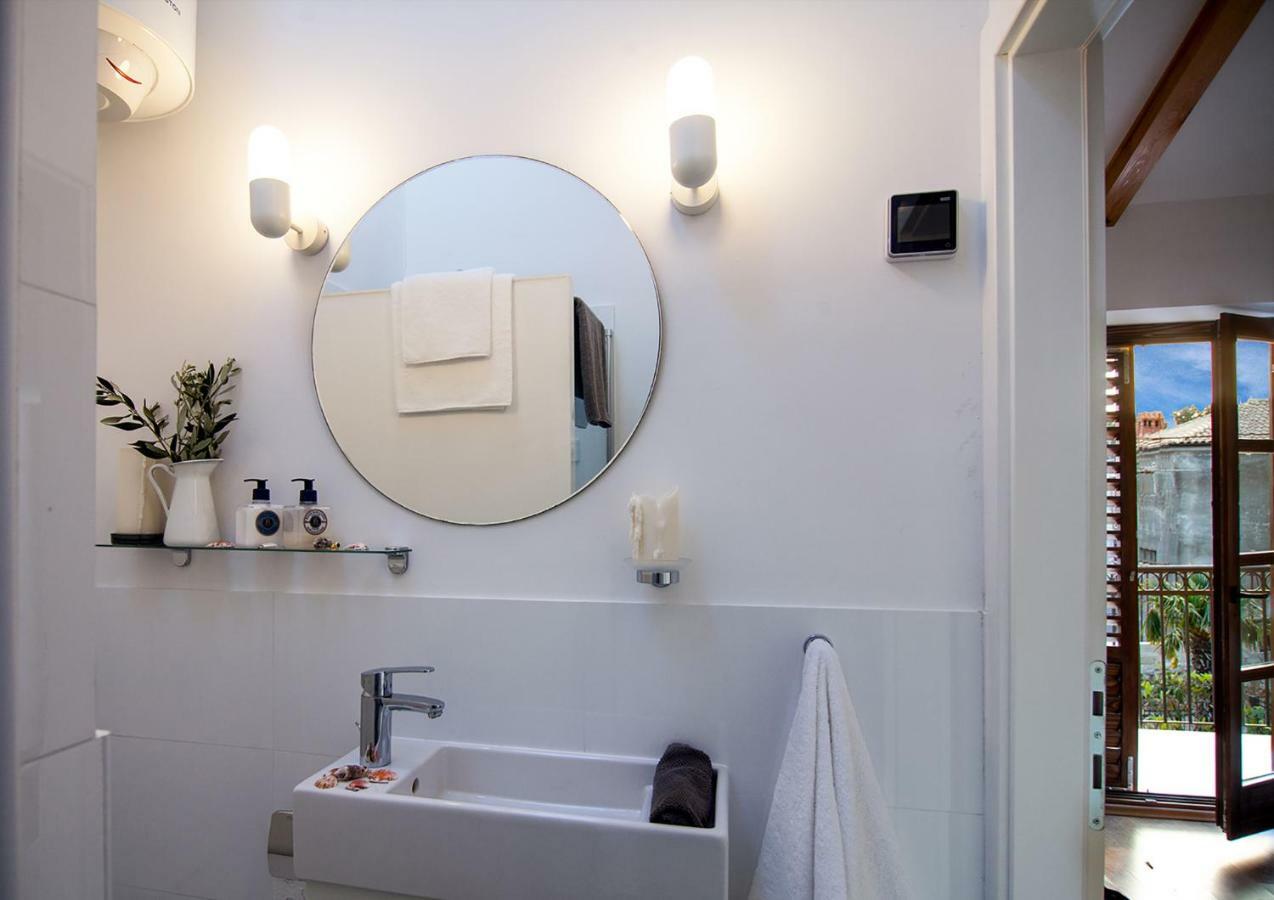 Holiday Home Kuca Na Moru Kornic Bagian luar foto