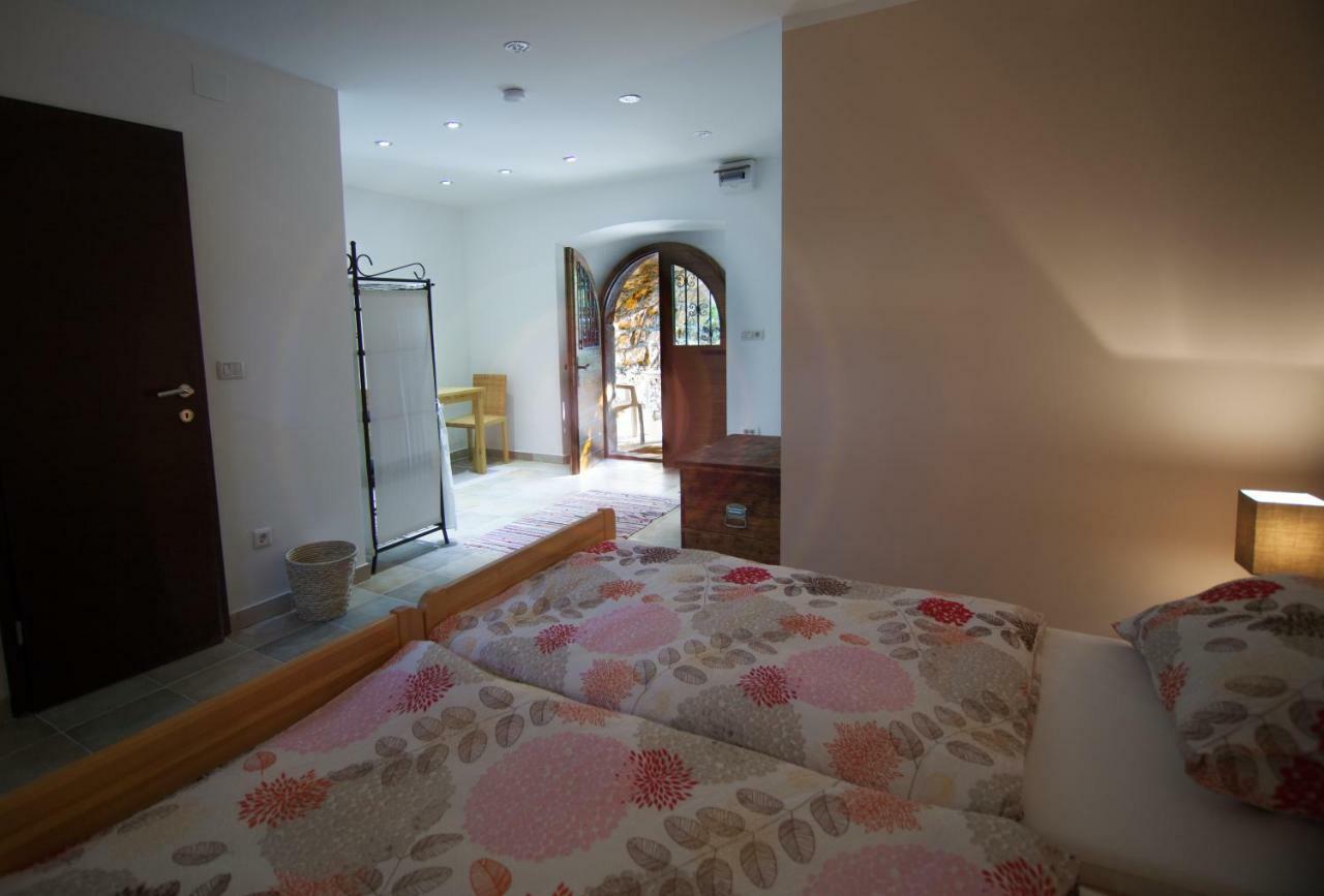 Holiday Home Kuca Na Moru Kornic Bagian luar foto